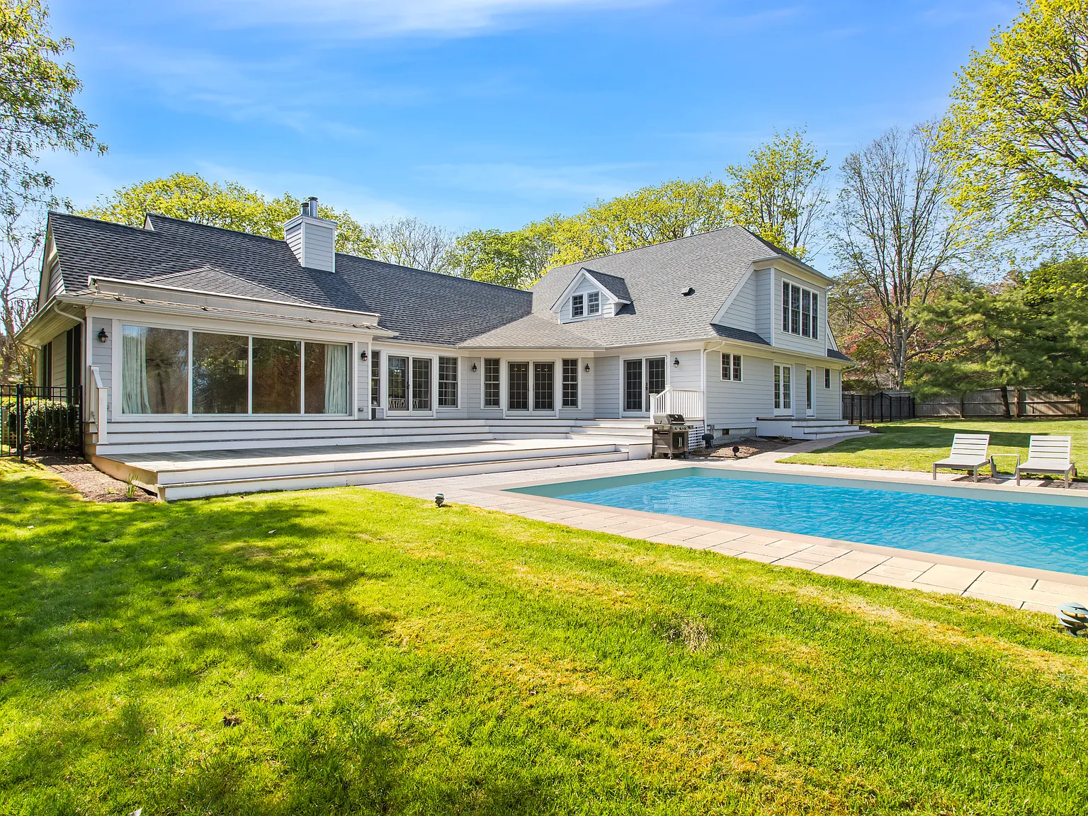 Gorgeous professionally decorated home in a prime prime location — Photo 3