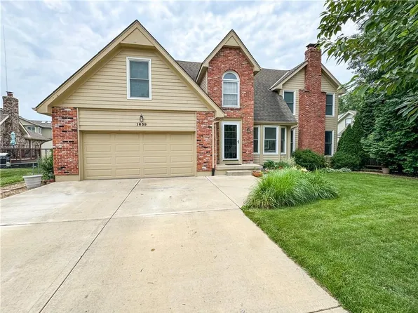 1639 NE Debonair Dr, Lees Summit, MO 64086