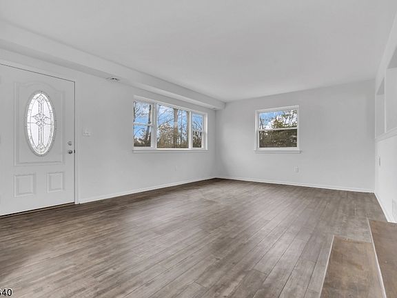 4th image of 14 Heller Dr