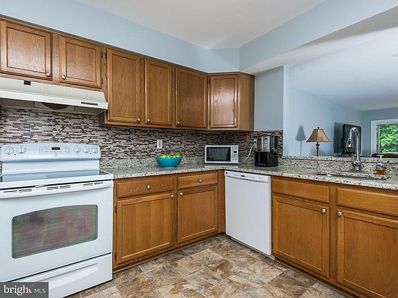 3rd image of 9657 Horsham Dr