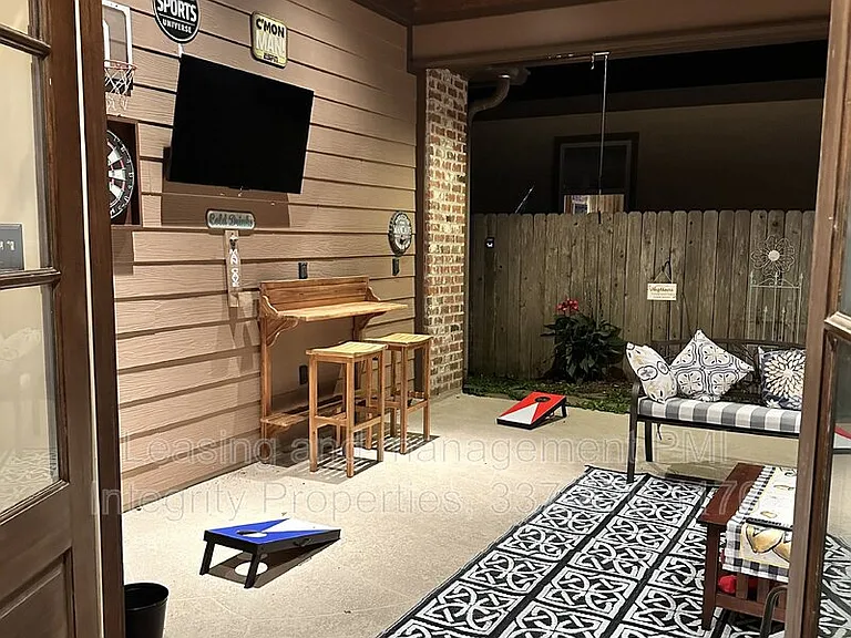 330 Dunvegan Ct — Photo 8