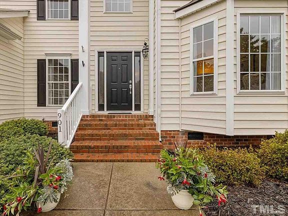 2nd image of 901 Savannah Ct