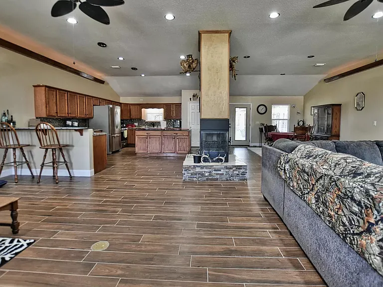 9101 Quail Roost Dr — Photo 3