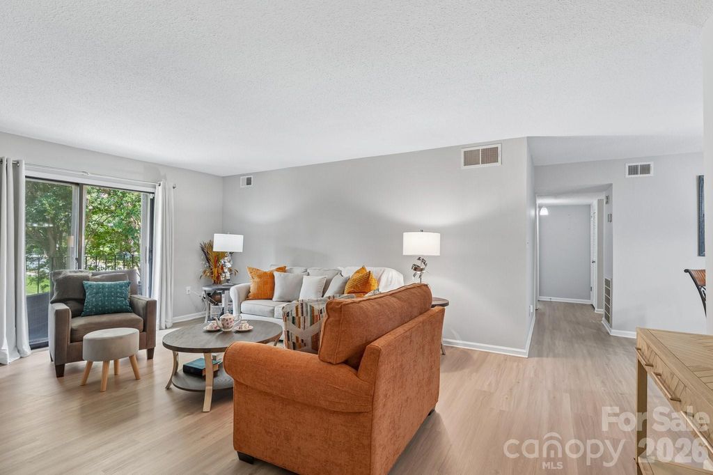Apartment in Charlotte, Parkdale - View 5