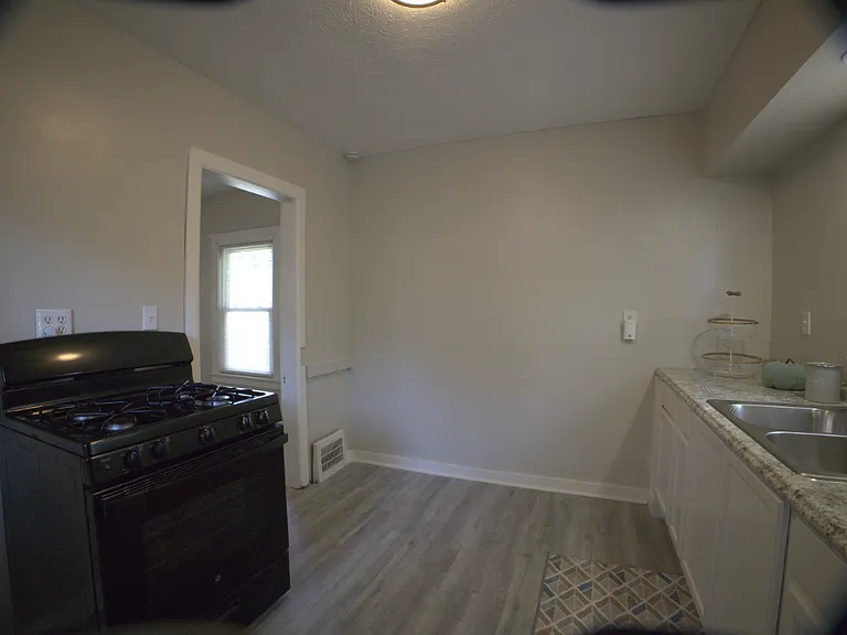 944 Walnut St — Photo 9
