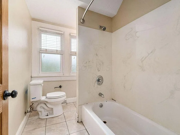 2339 Summit St — Photo 17