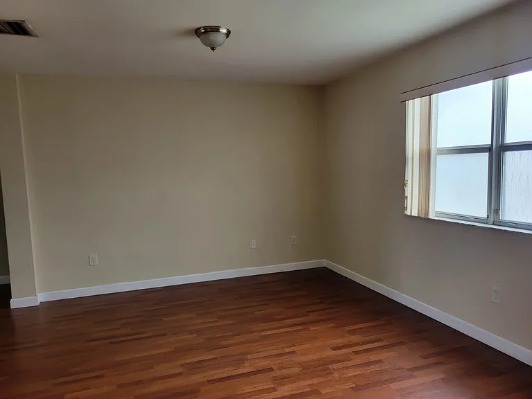 1570 NE 33rd Rd #201 — Photo 17