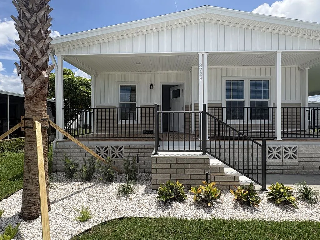3 bed, 2.0 bath, 1460 sqft, $1,599 — Photo 1