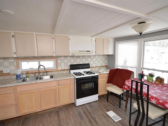 4th image of 526 N Lake St Lot 131