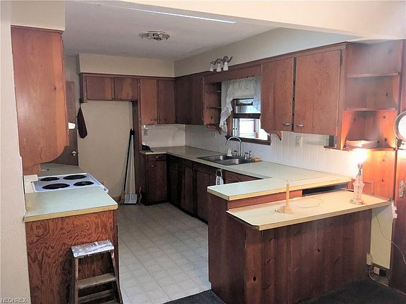 2nd image of 165 Adams St