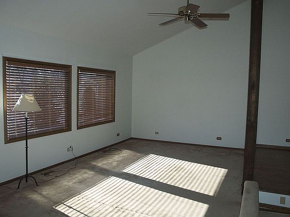 Living Room w/vaulted ceilings