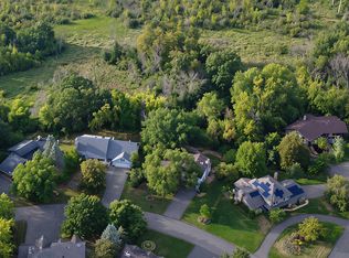 20 Deer Hills Dr, North Oaks, MN 55127