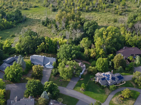 20 Deer Hills Dr, North Oaks, MN 55127