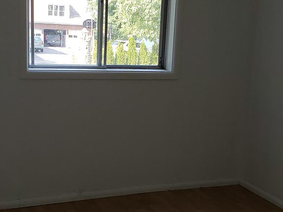 5th image of 423 Emerson Ln