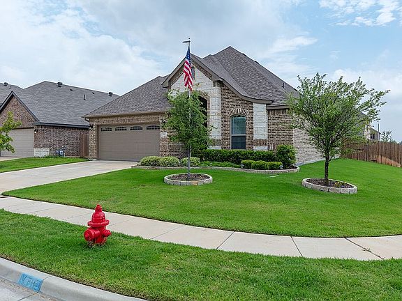 2nd image of 745 Ravenwood Dr