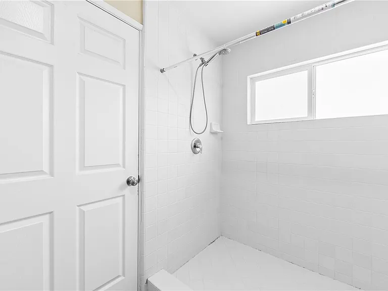 542 N Waverly St — Photo 46