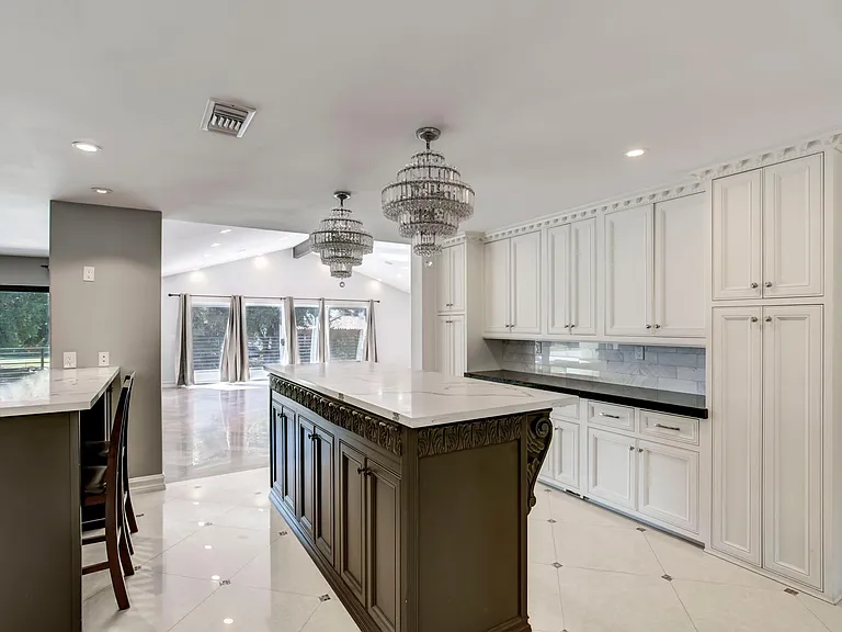 1710 Country Club Dr — Photo 15