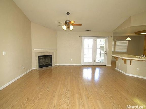 4th image of 422 Ventanas Ave