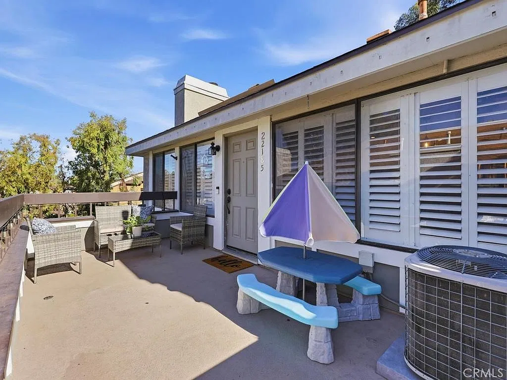 2 bed, 1.5 bath, 1020 sqft, $3,050 — Photo 2