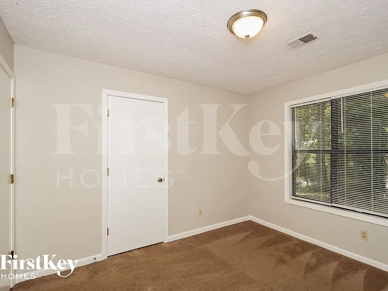 1049 Rolling Green Dr — Photo 10