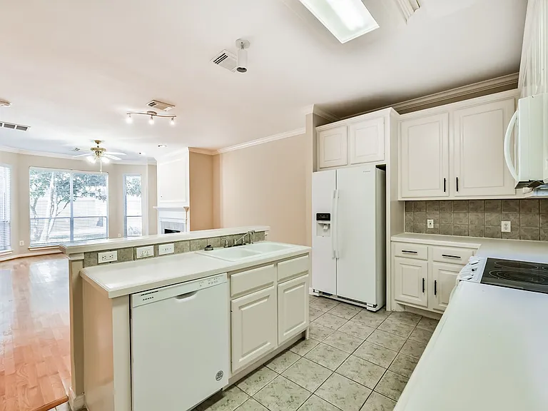 1408 Tuam St — Photo 12