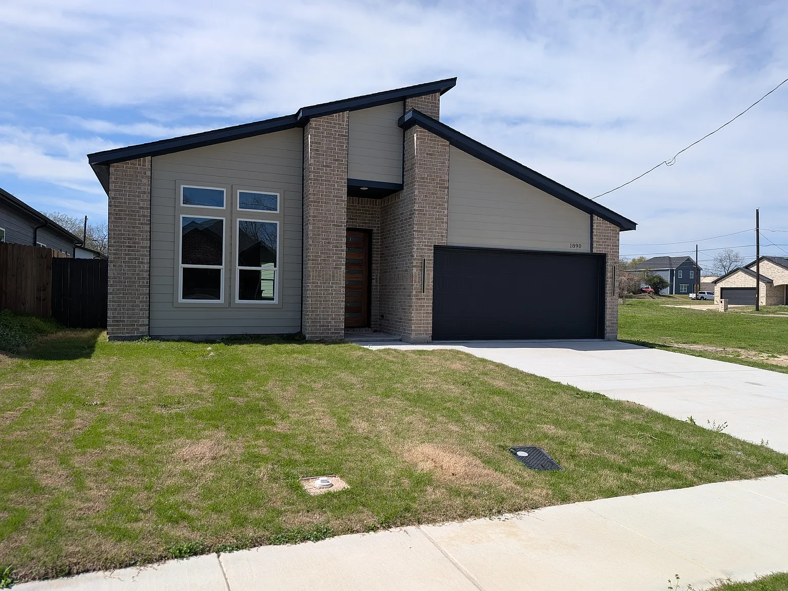 3 bed, 1367 sqft, $2,000 — Photo 2