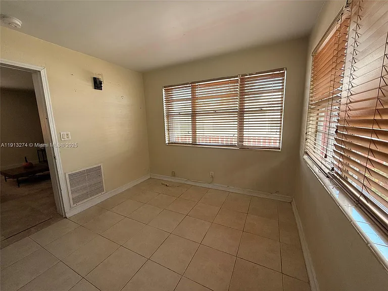 2435 Wilson St — Photo 23