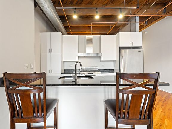 5th image of 1040 W Adams St Unit 122