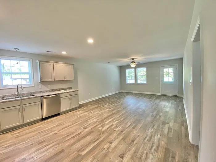 3 bed, 2.0 bath, 1319 sqft, $1,595 — Photo 4