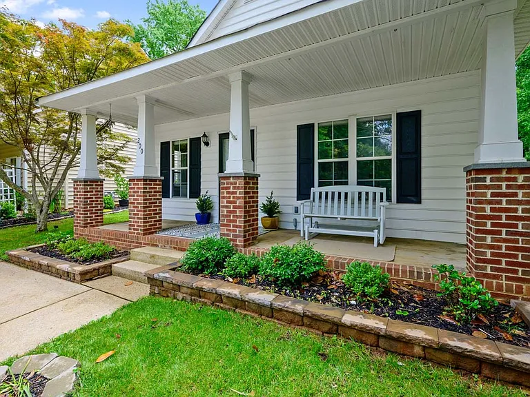 200 Highgate Cir — Photo 2