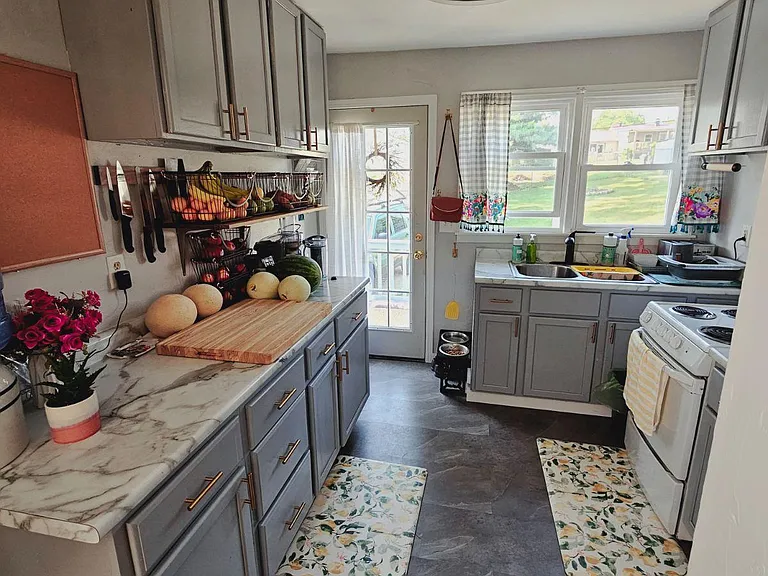 136 Huron Rd — Photo 4