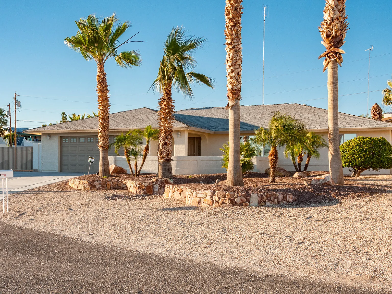 3 bed, 2.0 bath, 1826 sqft, $3,200 — Photo 3