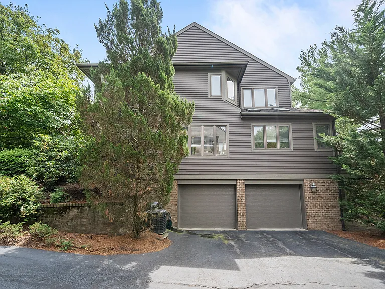 22 Pamrapo Ct W — Photo 42
