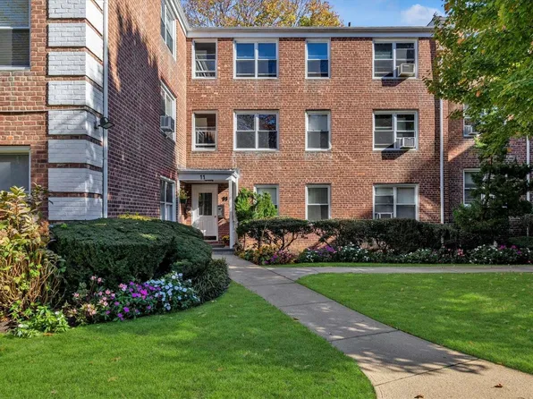 11 Edwards St #3A, Roslyn Heights, NY 11577