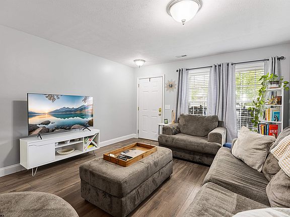 4th image of 114 Barrington Ct Suite 103