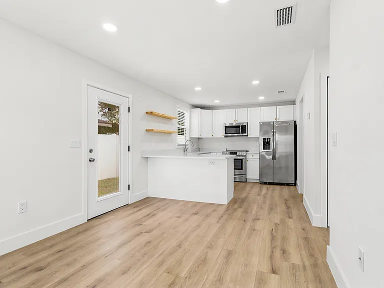 701 W Plaza Pl #C — Photo 13