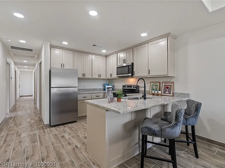 10415 A & B Preston Ct — Photo 7