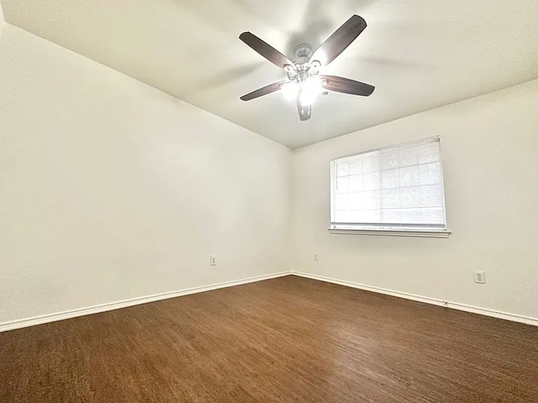 2520 W Prairie St — Photo 15