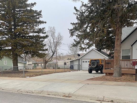 2nd image of 1120 W Maple St