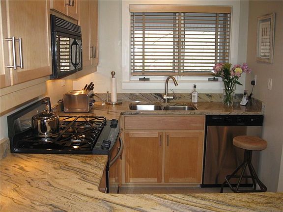 5th image of 10 Peninsula Dr
