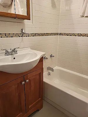 4th image of 231 E 89th St APT 2RE