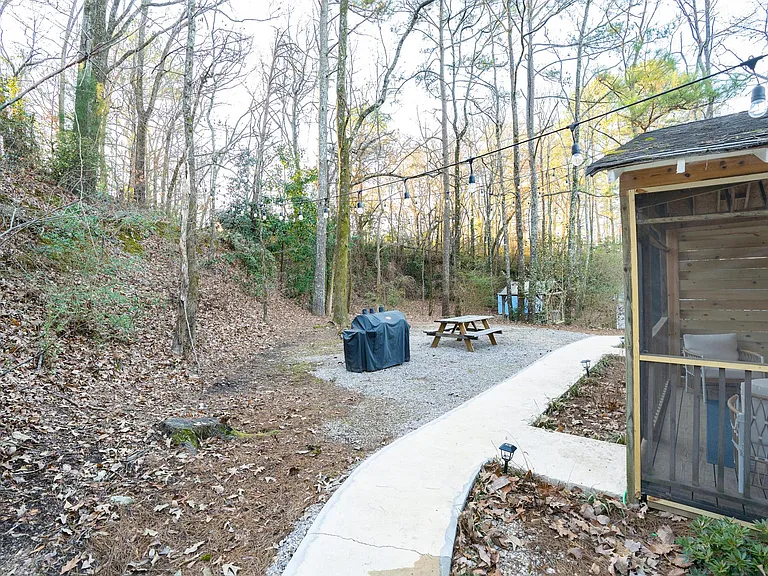 Private Wooded Backyard with new BBQ Grill & Outdoor Dining