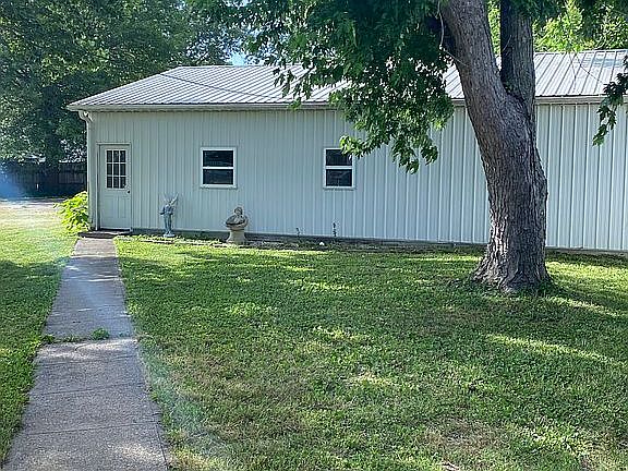 detached garage w/ workshop