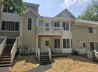 250 W Whispering Oaks Ln, Round Lake, IL 60073