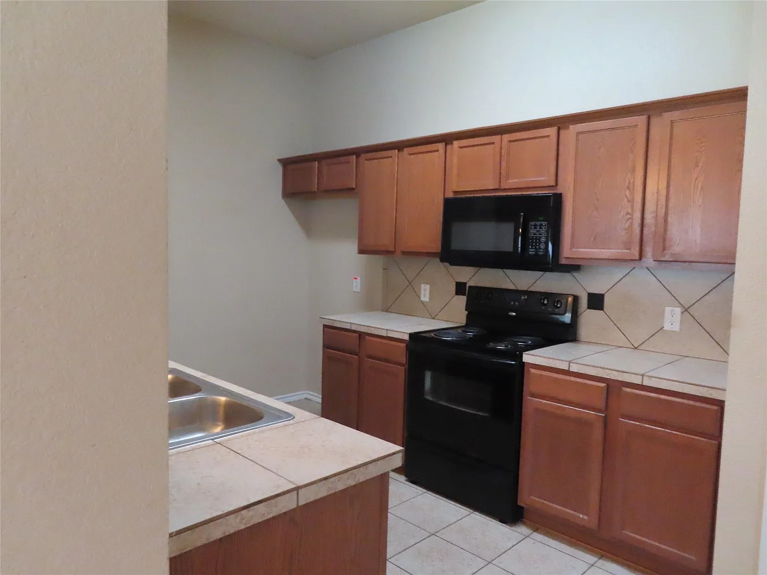 3 bed, 1181 sqft, $1,850 — Photo 2