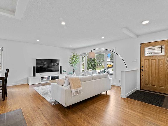 5th image of 20 Mapleburn Dr SE