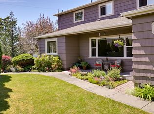 1718 Garnet Rd, Saanich, BC V8P 3C8