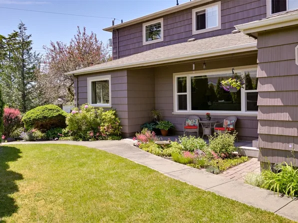 1718 Garnet Rd, Saanich, BC V8P 3C8