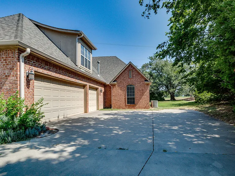 3341 Heritage Green Cir — Photo 3