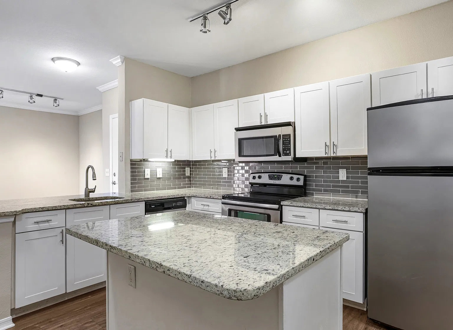 2054 Riverside — Photo 3